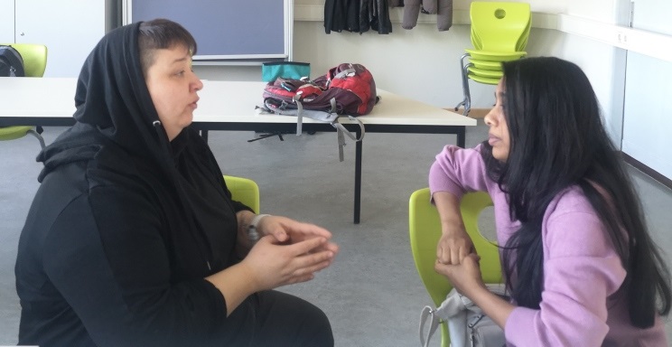 Teilnehmerin Sadie (links) im Gespräch mit Jaisie über Jobs in Deutschland